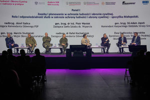 Dyskusja wszytskich zaproszonych prelegentów na scenie