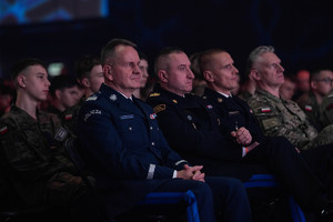 Zaproszeni goscie siedzący w rzędach na Tauron Arena, wsród nich umundurowani policjanci