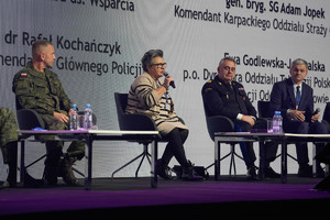 Prelegenci siedzący na scenie Tauron Arena