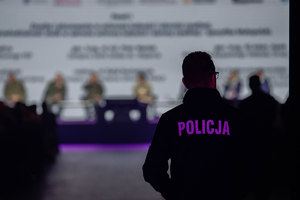 Zdjęcie zrobione z tyłu zaproszonych gości z widokiem na scenę