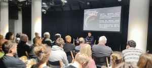 słuchacze i policjant w tle