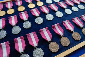 medale przygotowane na uroczystość