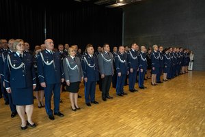 policjanci w szeregach czekający na uhonorowanie