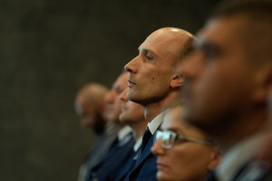 zbliżenie na policjantów