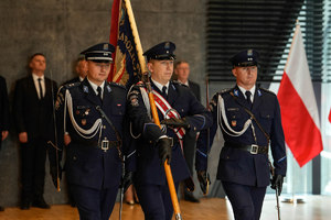 poczet sztandarowy wchodzi na salę