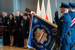 poczet sztandarowy z rozłożonym sztandarem