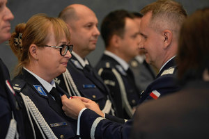komendant odznacza policjantkę