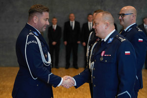komendant kudela gratuluje komendantowi stankiewiczowi awansu