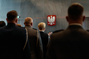 godło państwowe na ścianie sali