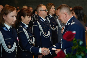 komendant gratuluje policjantce medalu