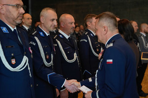 policjant odznaczony medalem przez komendanta