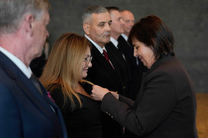 pracownica cywilna odznaczona medalem