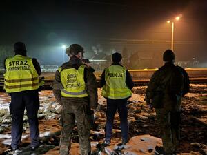 funkcjonariusze Policji, Służby Ochrony Kolei oraz żołnierze Wojsk Obrony Terytorialnych poczas kontroli stacji kolejowej
