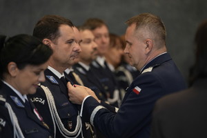 policjant odznacza policjanta