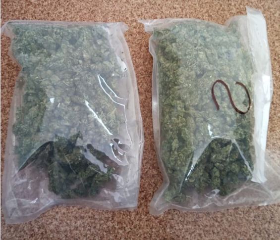 dwa worki foliowe zawierające susz marihuany