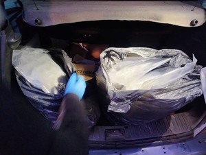 bagażnik samochodu wypełniony workami z narkotykami