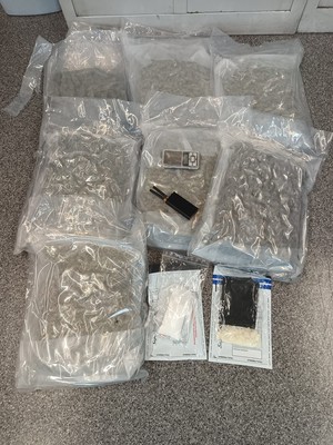 kilka worków z pakowanym próżniowo suszem roślinnym, zagłuszarka sygnału...