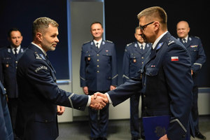 gratulacje składa komendant kubiak