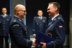 gratulacje składa komendant krauz