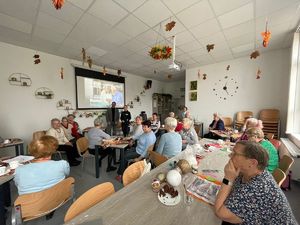 policjantka z seniorami