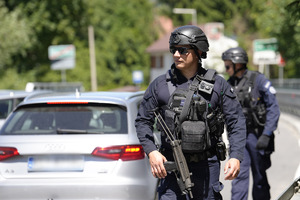 policjant opp w umundurowaniu taktycznym z pistoletem maszynowym