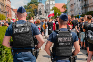 policjanci zabezpieczają uroczystości 3majowe