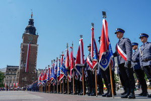 poczty sztandarowe na rynku głównym