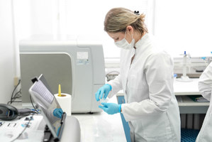 laborantka pracuje w pracowni kryminalistycznej