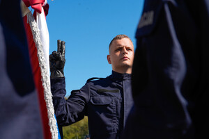 młody policjant w trakcie ślubowania
