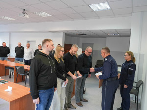 nadinsp. Artur Bednarek wręcza nagrody