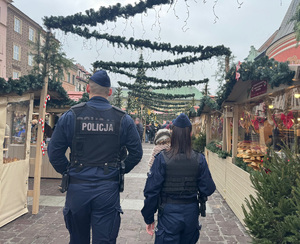 policjanci patrolują kiermasz