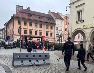 policjani przy zaporze