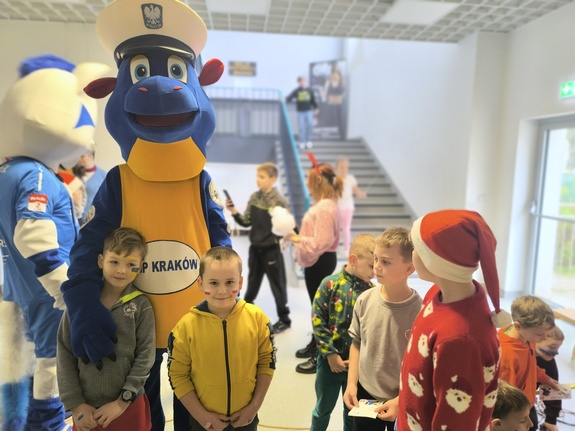 policyjna maskotka obejmuje dzieci