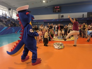 policyjna maskotka tańczy  na parkiecie