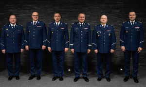 wspólne zdjęcie awansowanych z komendantami wojewódzkimi