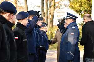 Komendant Powiatowy Policji w Dąbrowie Tarnowskiej oddaje honor podczas ślubowania kadetów klas policyjnych