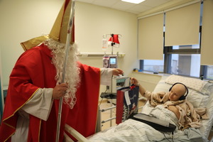 św. Mikołaj z pacjentem wręczający prezent