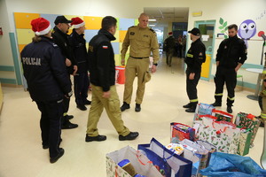 policjanci wydziału prezydialnego i strażacy