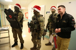 policjanci SPKP i strażacy