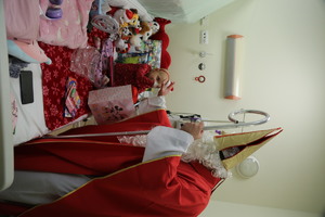 Mikołaj przybija piątkę z pacjentem szpitala