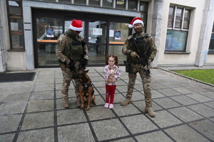 dwóch policjantów pozujących z dziewczynką