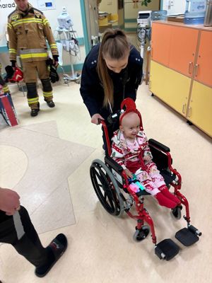 policjantka z dzieckiem na wózku