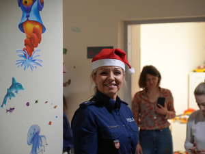 policjantka w czapce mikołaja