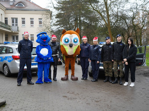 wpólne zdjęcie policjantów i uczniów klasy mundurowej