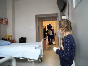 pacjentka w tle maskotki