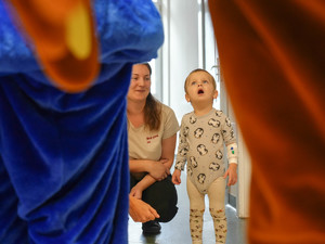 chłopczyk wraz mamą