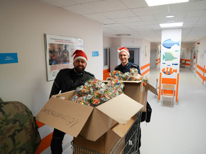 policjanci z paczkami