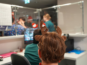 pracownicy szpitala z ozdobami świątecznymi