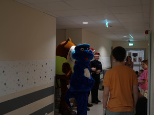 maskotki na szpitalnym korytarzu