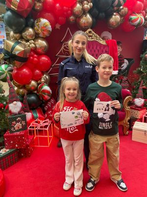 policjantka z dziećmi